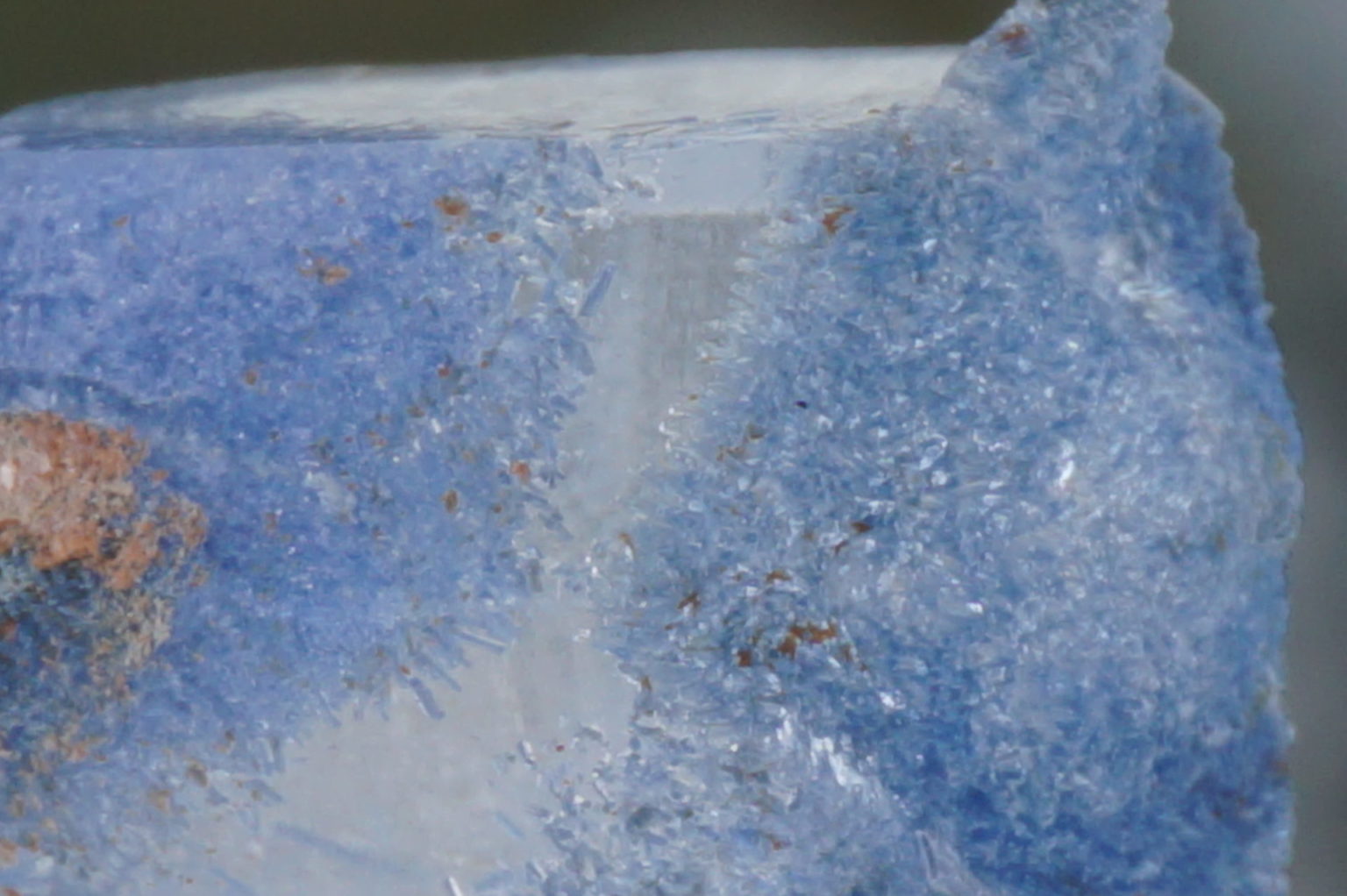 dumortierite-in-quartz20