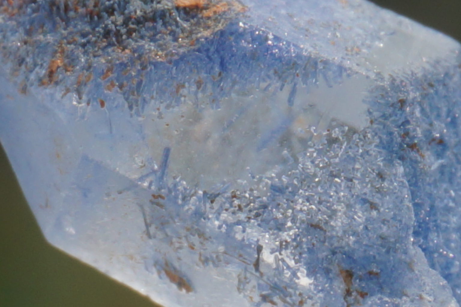 dumortierite-in-quartz20