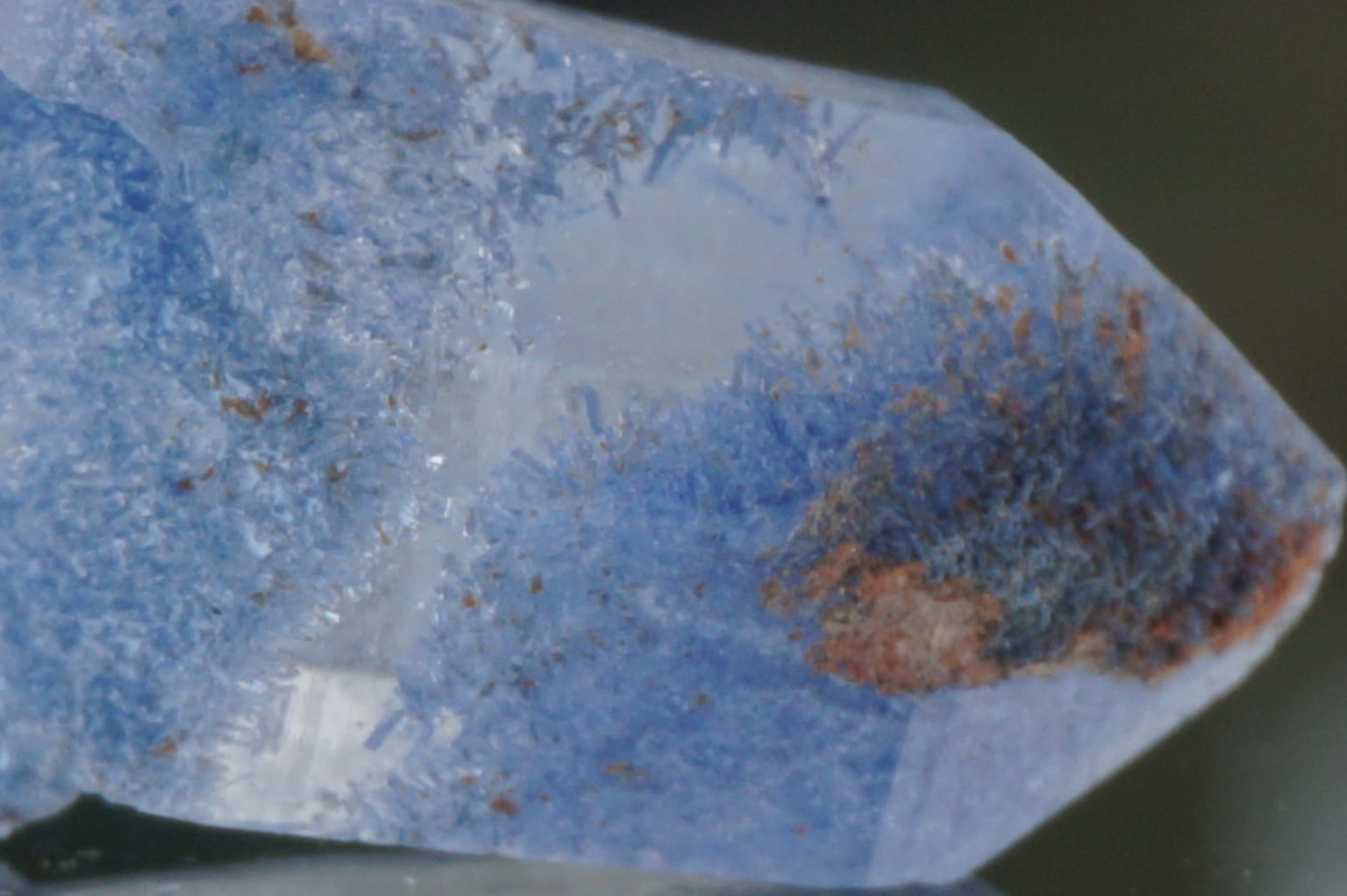 dumortierite-in-quartz20
