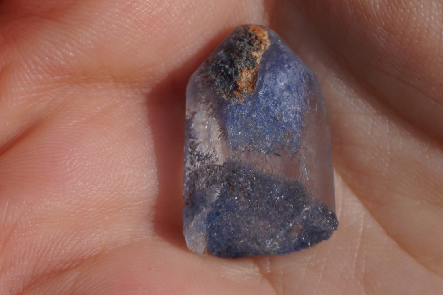 dumortierite-in-quartz20