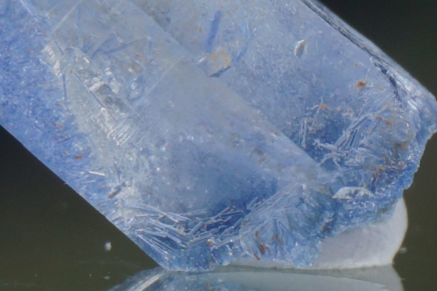 dumortierite-in-quartz20